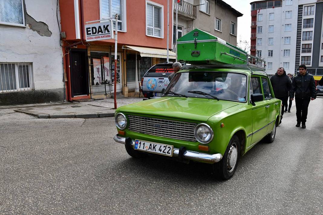 Ölen adamın cenazesini o arabanın üzerine koyup gezdirdiler! Meğer vasiyeti böyleymiş, yıllarca gözü gibi bakmış 7